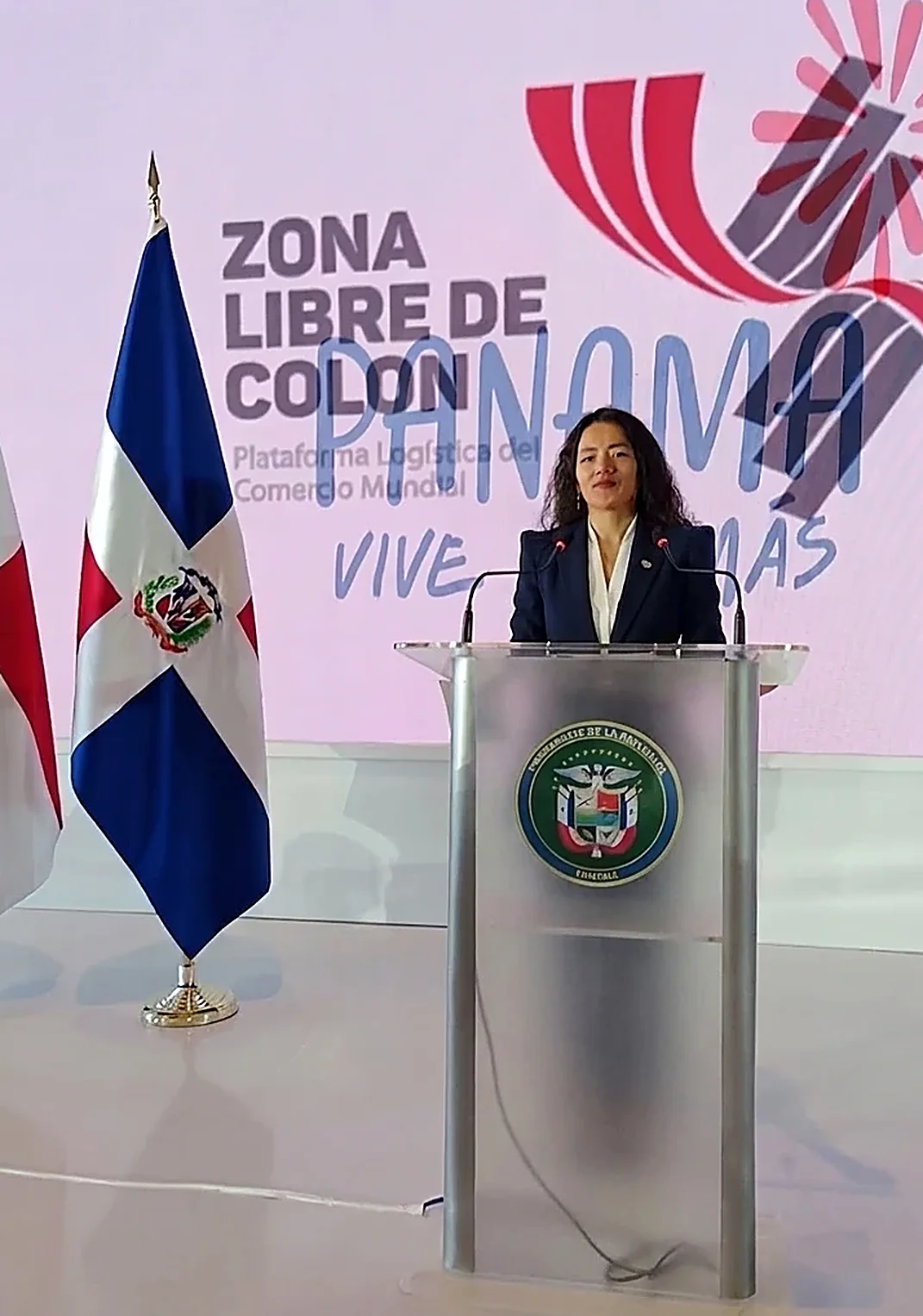 Ysabel Pérez en un atril en la Zona Libre de Colón, Panamá
